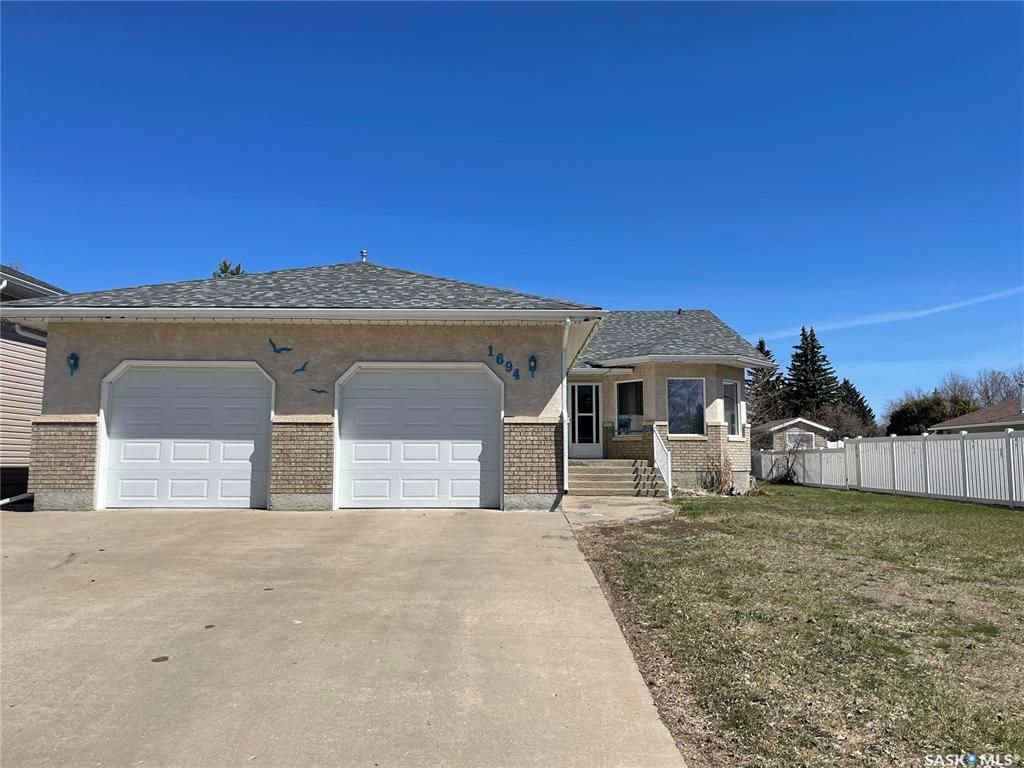 Main Photo: 1694 Marshall Crescent in Moose Jaw: VLA/Sunningdale Residential for sale : MLS®# SK927659
