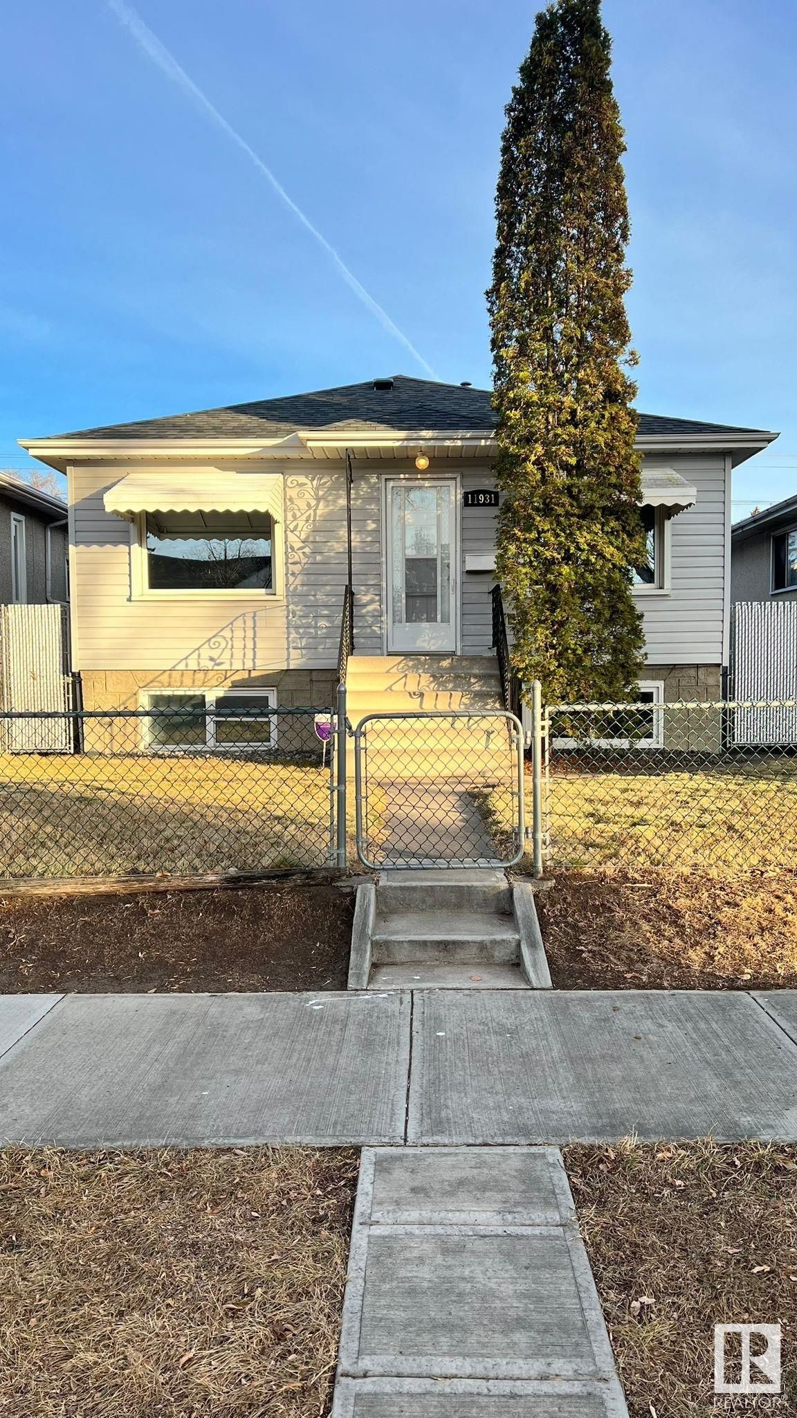 Main Photo: 11931 67 Street NW in Edmonton: Zone 06 House for sale : MLS®# E4365828
