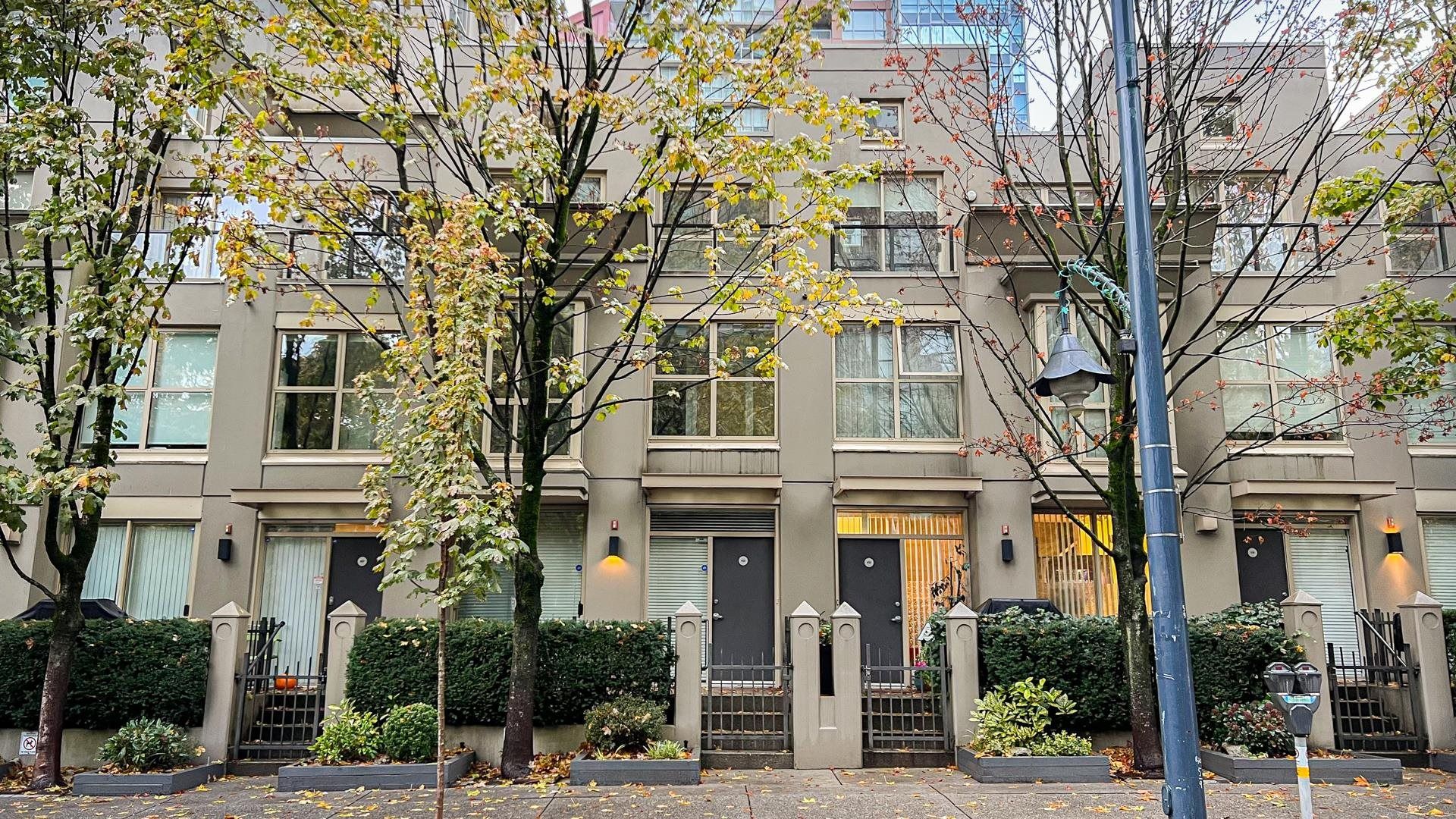 Main Photo: 935 RICHARDS Street in Vancouver: Downtown VW Townhouse for sale in "MONDRIAN 2" (Vancouver West)  : MLS®# R2737173