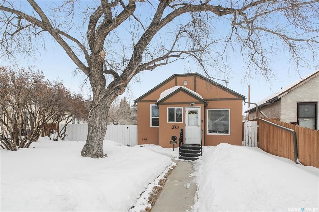 Main Photo: 210 L Avenue North in Saskatoon: Westmount Residential for sale : MLS®# SK922717