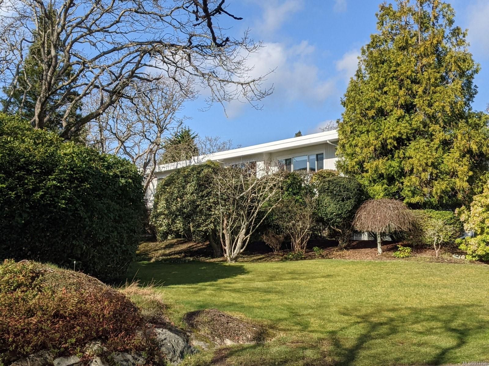 Main Photo: 2980 Beach Dr in Oak Bay: OB Uplands House for sale : MLS®# 913394