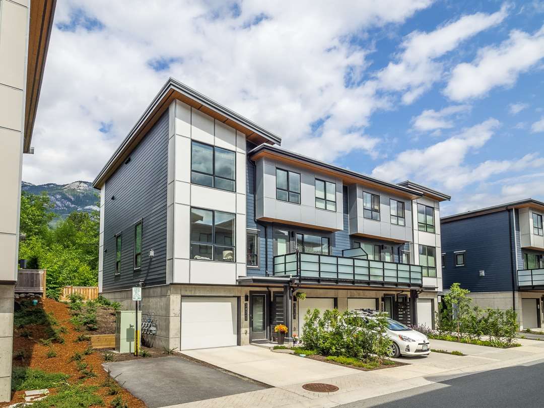Main Photo: 38365 SUMMIT'S VIEW Drive in Squamish: Downtown SQ Townhouse for sale in "The Falls" : MLS®# R2278047