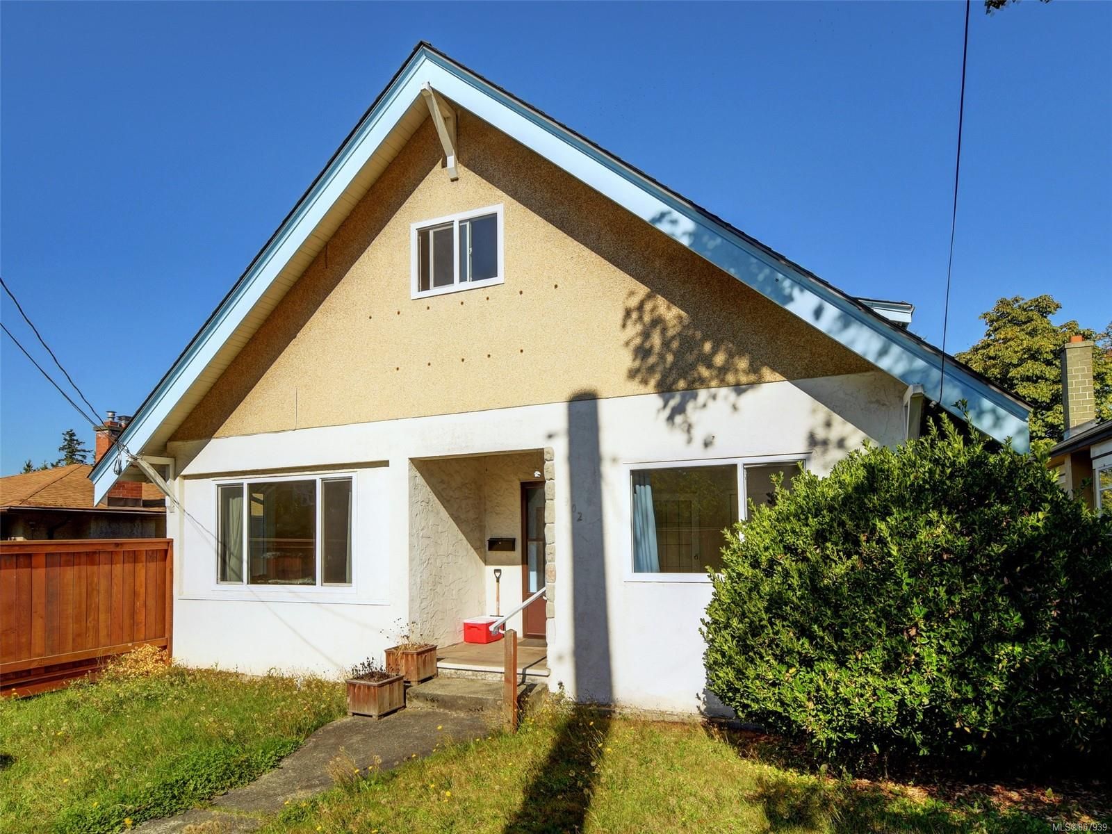 Main Photo: 902 Craigflower Rd in Esquimalt: Es Gorge Vale House for sale : MLS®# 857939