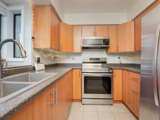 Photo 8: 2 970 Southgate St in Victoria: Vi Fairfield West Row/Townhouse for sale : MLS®# 962579