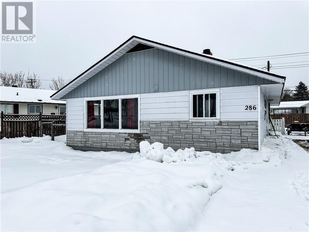 Main Photo: 286 Mississauga Avenue in Elliot Lake: House for sale : MLS®# 2114984