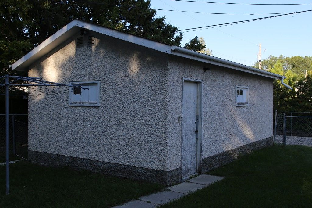 Photo 18: Photos: 1079 Spruce Street in Winnipeg: West End Single Family Detached for sale (West Winnipeg)  : MLS®# 1422123