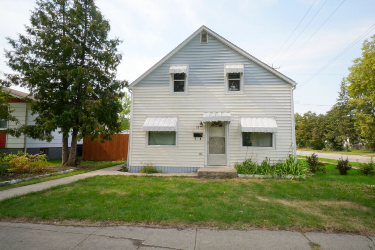Main Photo: 71 8th St NE in Portage la Prairie: House for sale : MLS®# 202221845