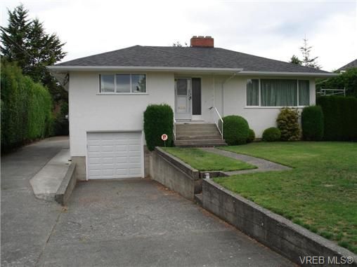 Main Photo: 2230 Edgelow St in VICTORIA: SE Arbutus House for sale (Saanich East)  : MLS®# 683251
