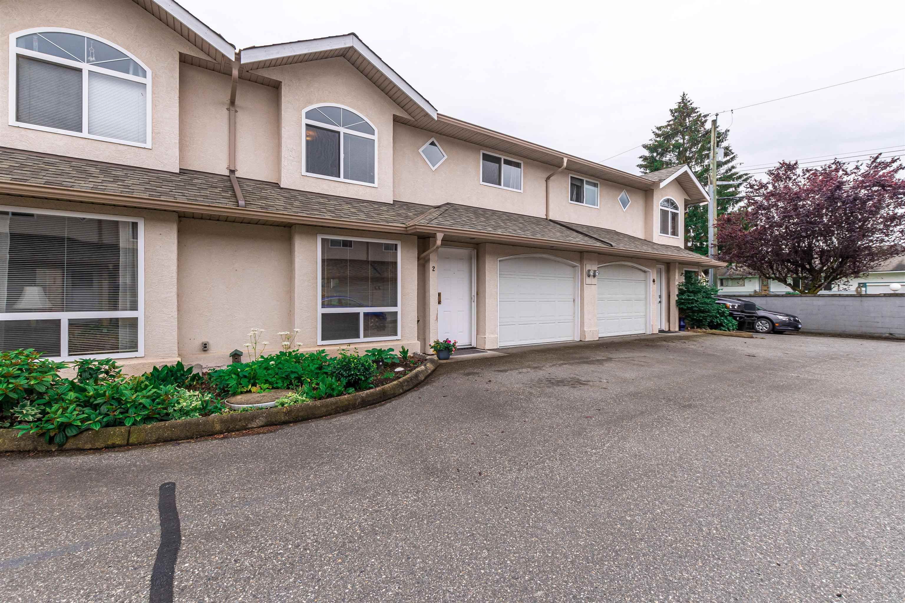 Photo 1: Photos: 2 9486 WOODBINE Street in Chilliwack: Chilliwack Proper East Townhouse for sale in "Villa Rosa" : MLS®# R2700283
