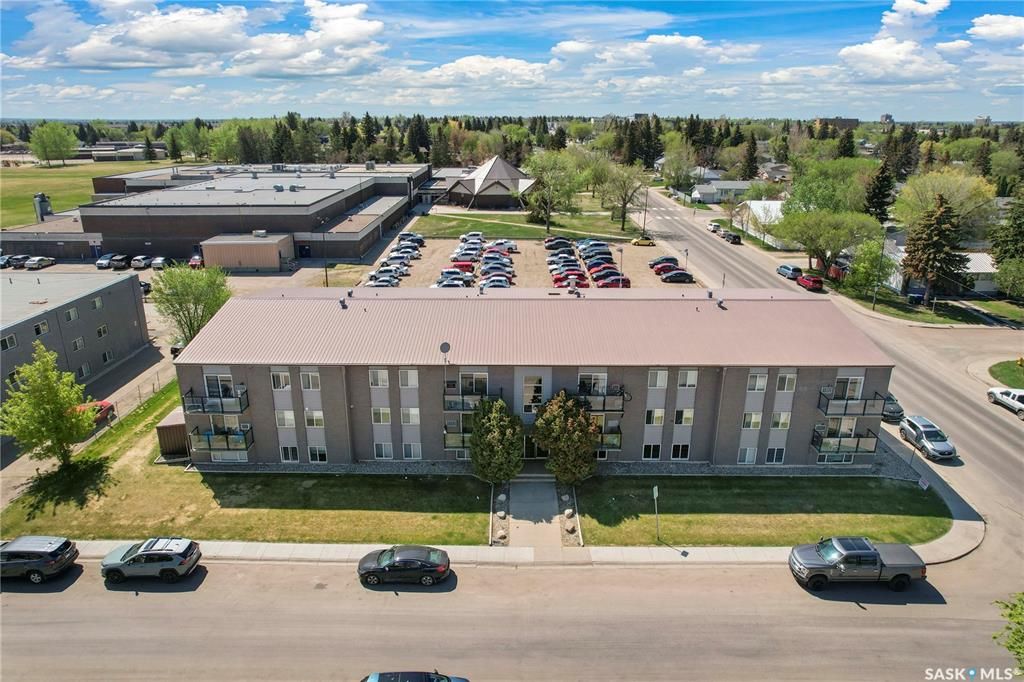 Main Photo: 1 2 Summers Place in Saskatoon: West College Park Residential for sale : MLS®# SK929299