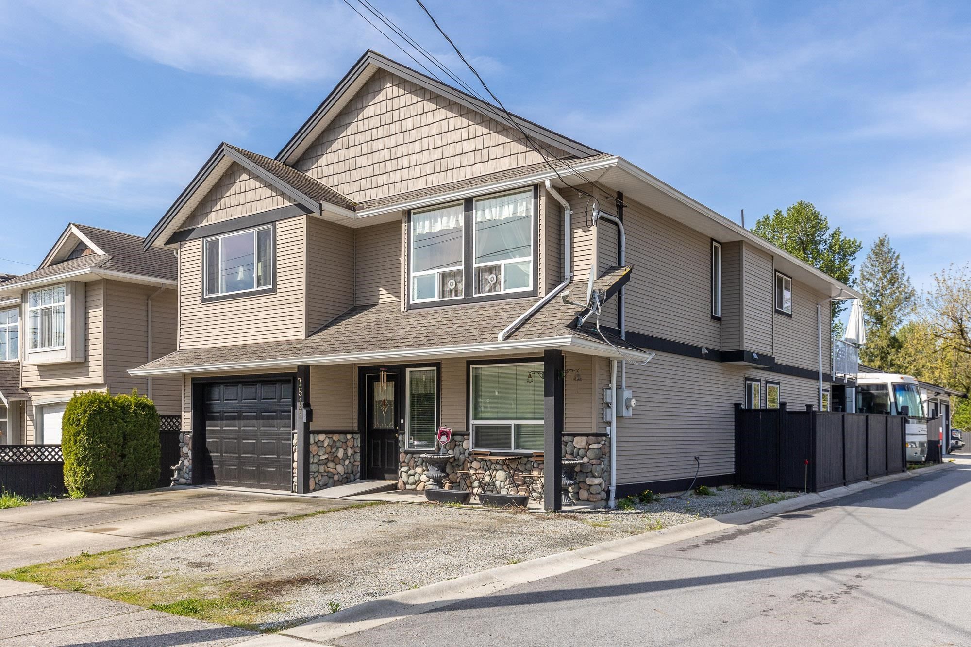 Main Photo: 7517 MURRAY Street in Mission: Mission BC House for sale : MLS®# R2778448