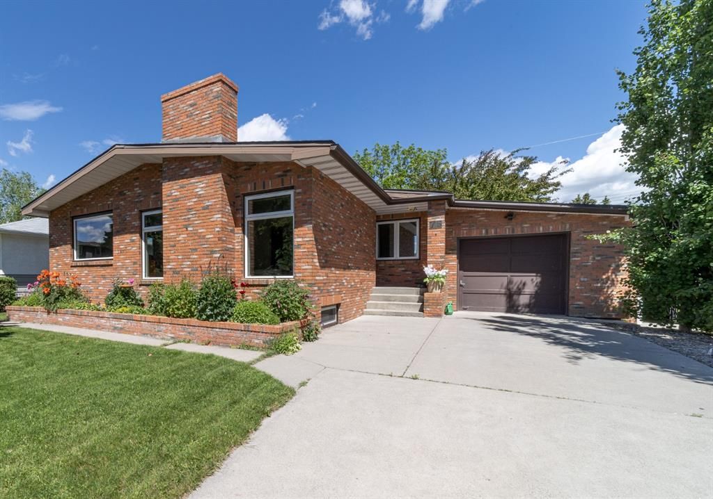 Main Photo: 76 Winchester Crescent SW in Calgary: Westgate Detached for sale : MLS®# A1230661