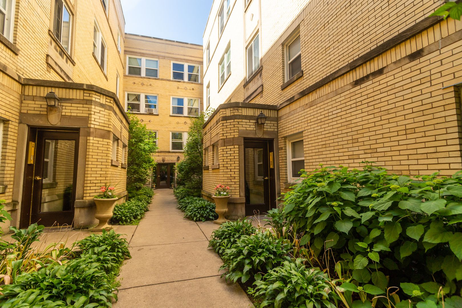 Main Photo: 1419 W Catalpa Avenue Unit 1S in Chicago: CHI - Edgewater Residential for sale ()  : MLS®# 11330319