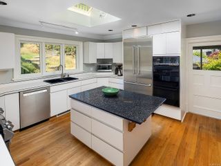 Photo 15: 454 Newport Ave in Oak Bay: OB South Oak Bay Single Family Residence for sale : MLS®# 951565