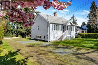 Photo 2: 3841 Rowland Ave in Saanich: House for sale : MLS®# 960656