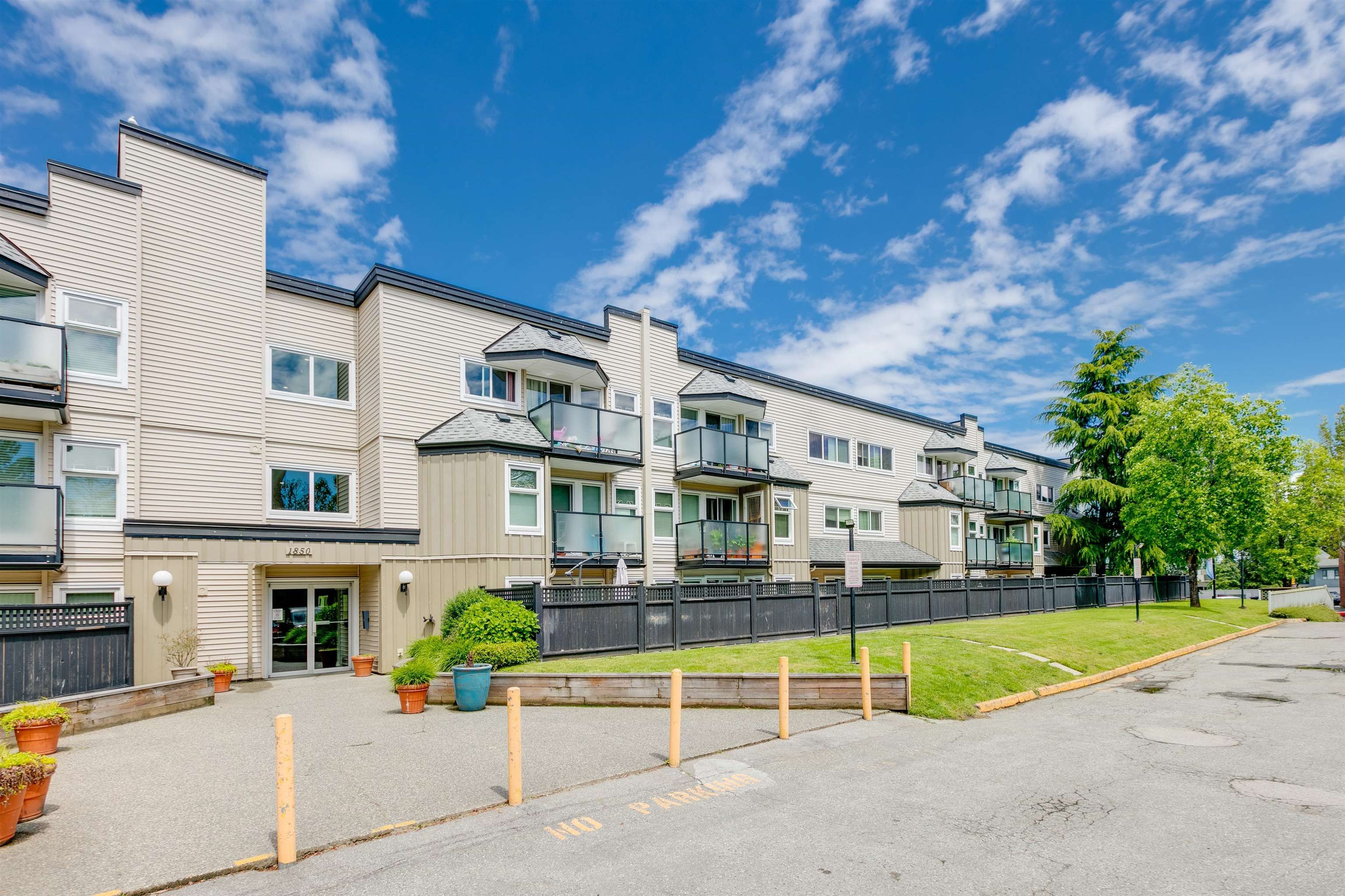 Main Photo: 107 1850 E SOUTHMERE Crescent in Surrey: Sunnyside Park Surrey Condo for sale in "SOUTHMERE PLACE" (South Surrey White Rock)  : MLS®# R2698756