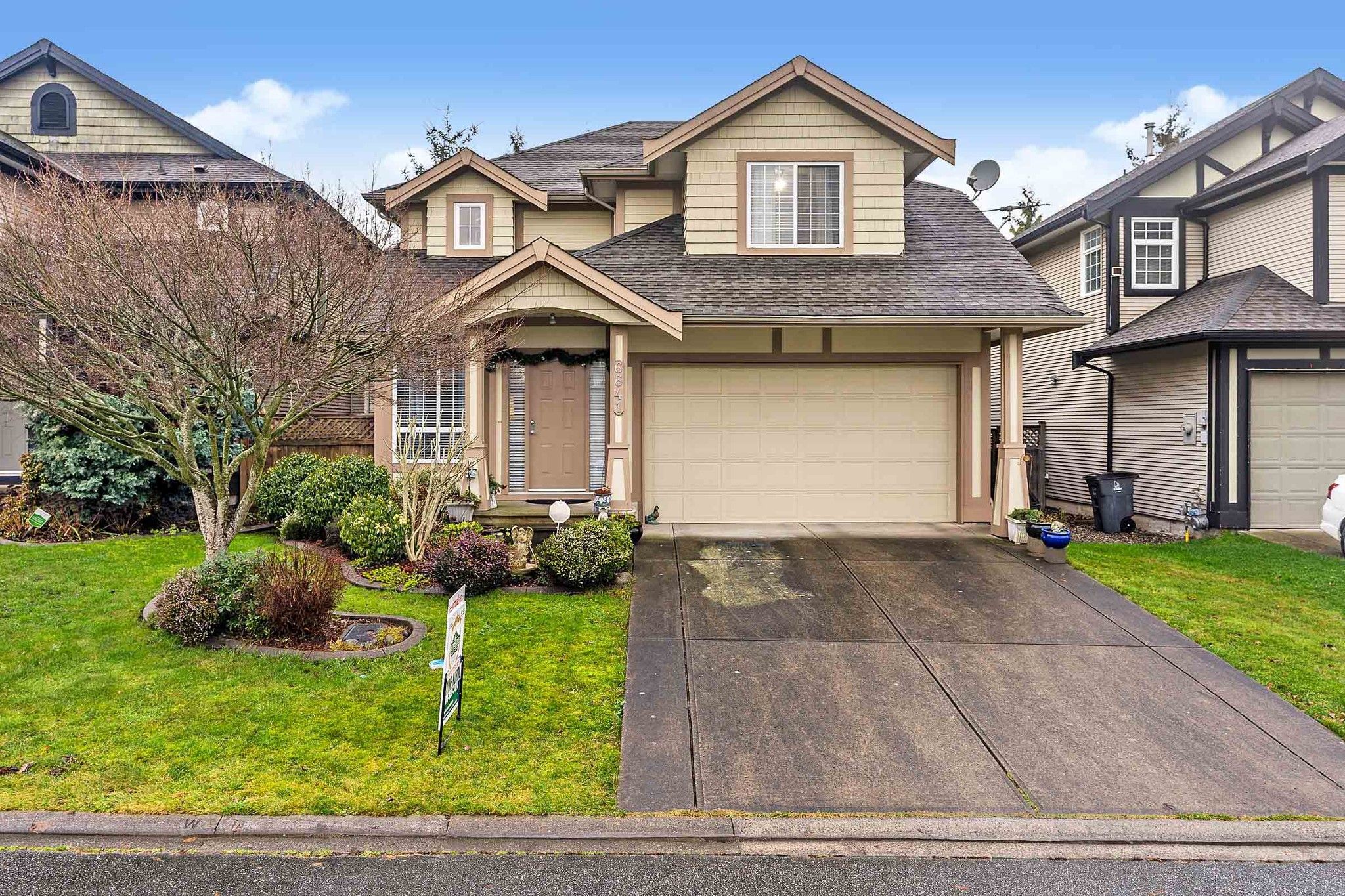 Main Photo: 6641 187A Street in Surrey: Cloverdale BC House for sale in "Hillcrest Estates" (Cloverdale)  : MLS®# R2526399
