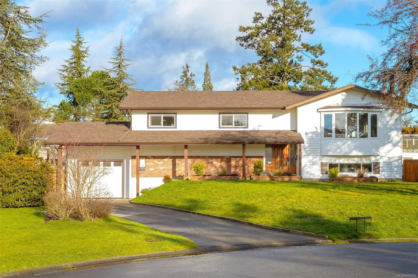 Main Photo: 1368 Rafiki Pl in Central Saanich: CS Brentwood Bay House for sale : MLS®# 892485