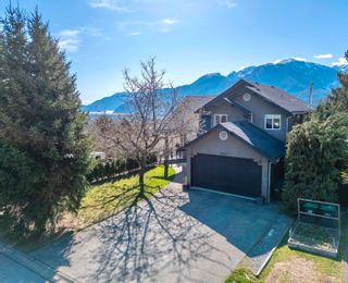 Photo 2: 1007 TOBERMORY Way in Squamish: Garibaldi Highlands House for sale in "Garibaldi Highlands" : MLS®# R2874370