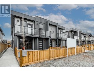 Photo 1: 824 Glenwood Avenue Unit# 3 in Kelowna: House for sale : MLS®# 10308139