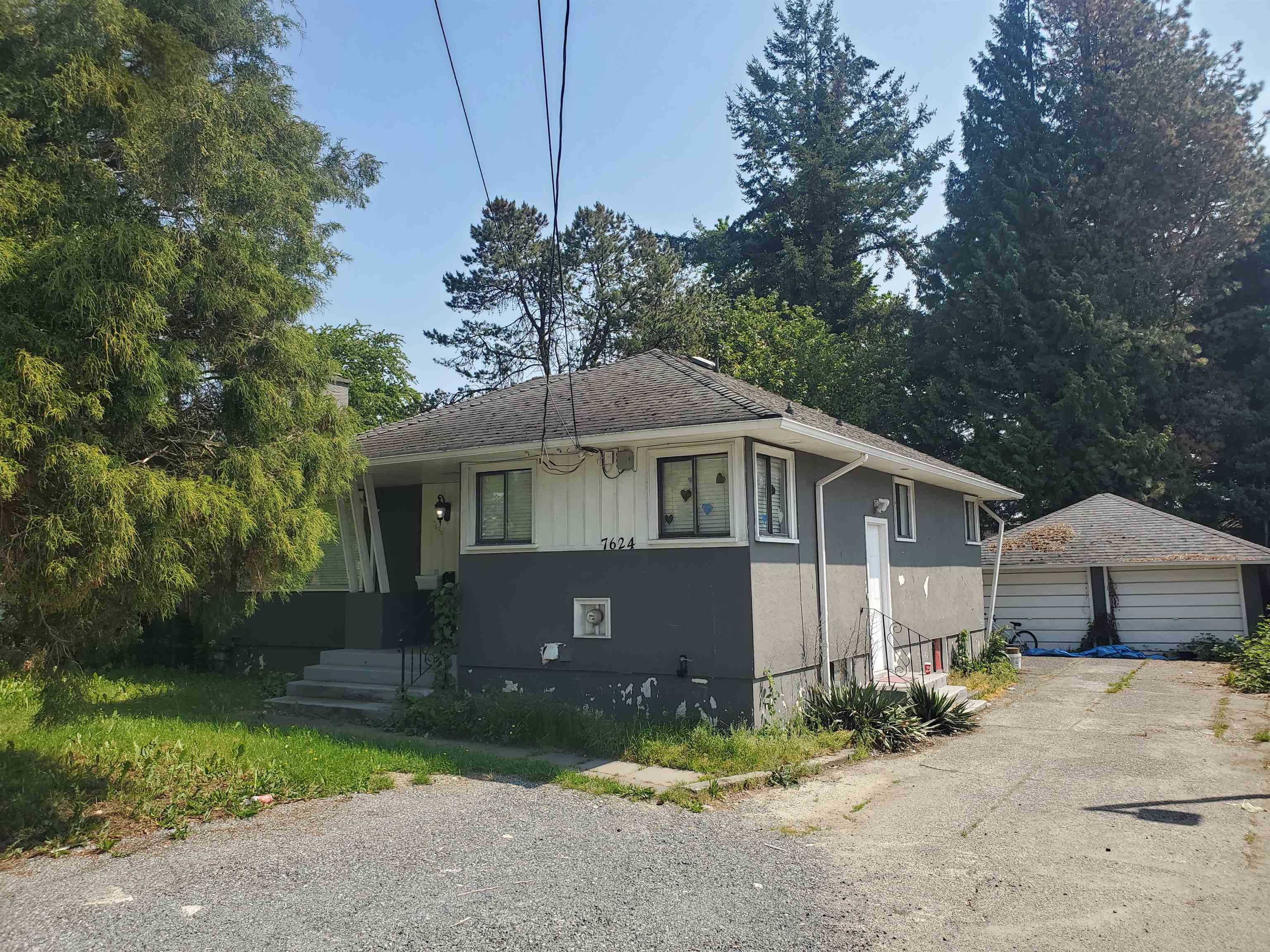Main Photo: 7624 CEDAR Street in Mission: Mission BC House for sale : MLS®# R2781701