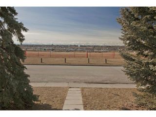Photo 2: 724 LYSANDER Drive SE in Calgary: Lynnwood_Riverglen House for sale : MLS®# C3656384