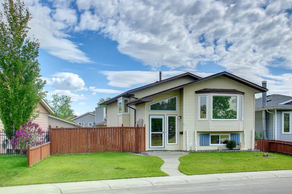Main Photo: 7 Erin Park Close SE in Calgary: Erin Woods Detached for sale : MLS®# A1225142