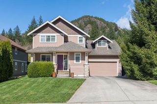 Photo 1: 38632 CHERRY Drive in Squamish: Valleycliffe House for sale in "RAVENS PLATEAU" : MLS®# R2566471