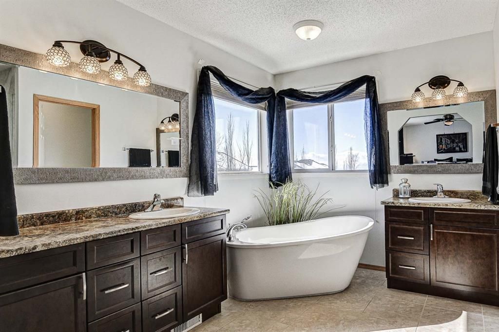 Photo 14: Photos: 11331 Rockyvalley Drive NW in Calgary: Rocky Ridge Detached for sale : MLS®# A1085450