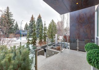 Photo 2: 6908 Livingstone Drive SW in Calgary: Lakeview Detached for sale : MLS®# A2040142