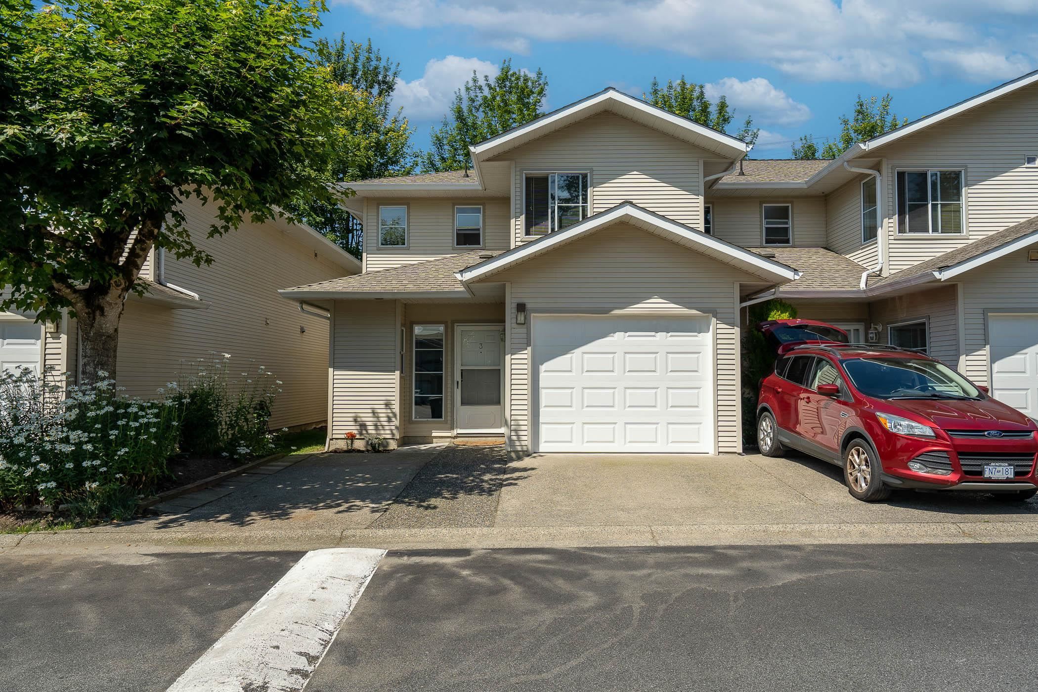 Main Photo: 3 16016 82 Avenue in Surrey: Fleetwood Tynehead Townhouse for sale in "Maple Court" : MLS®# R2710021