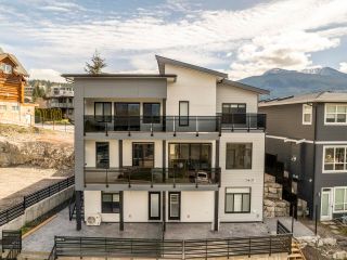 Photo 1: 40874 THE CRESCENT in Squamish: University Highlands House for sale in "University Heights" : MLS®# R2870248