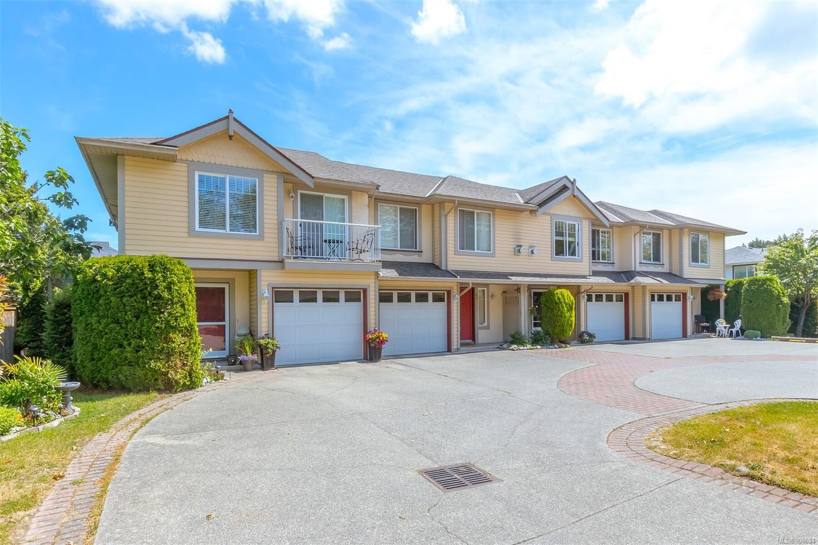 Main Photo: 7 2715 Shelbourne St in Victoria: Vi Jubilee Row/Townhouse for sale : MLS®# 908634