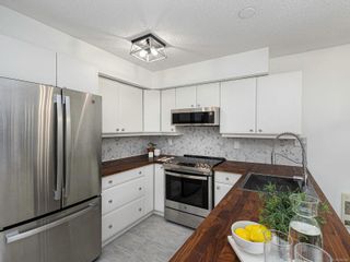 Photo 2: 3 30 Montreal St in Victoria: Vi James Bay Row/Townhouse for sale : MLS®# 888549