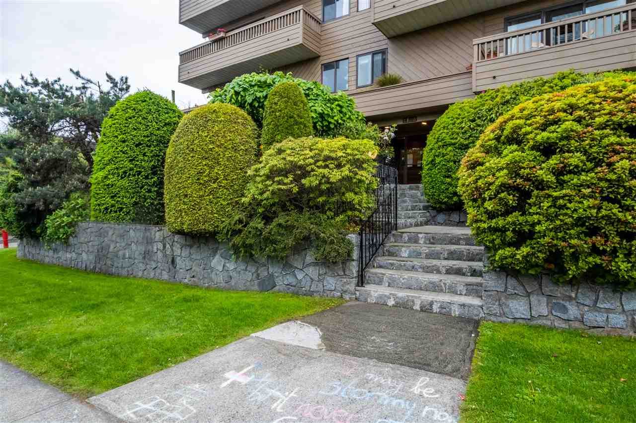 Main Photo: 103 2100 W 3RD Avenue in Vancouver: Kitsilano Condo for sale in "PANORAMA PLACE" (Vancouver West)  : MLS®# R2457956