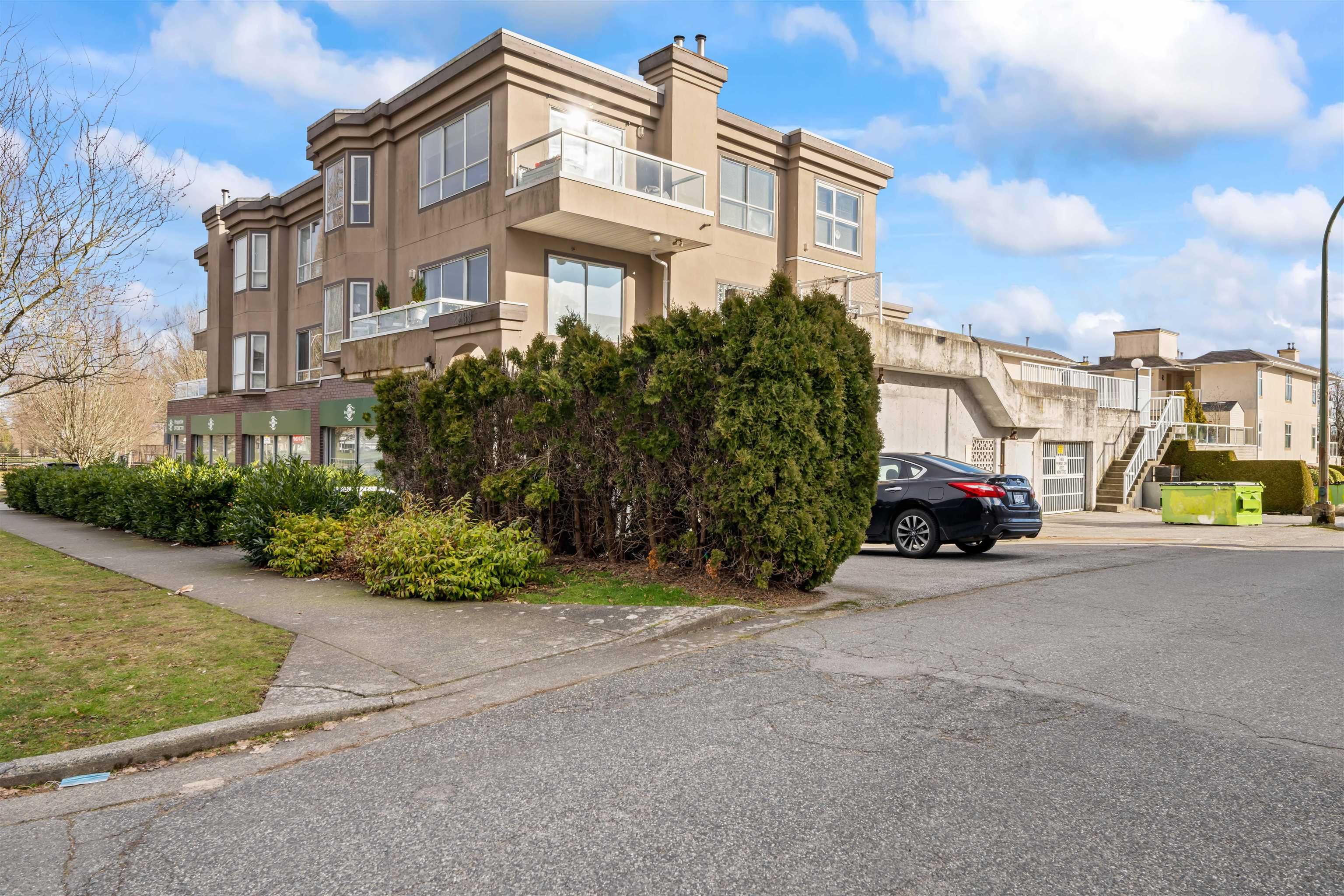Main Photo: 201 2288 NEWPORT Avenue in Vancouver: Fraserview VE Condo for sale (Vancouver East)  : MLS®# R2760585