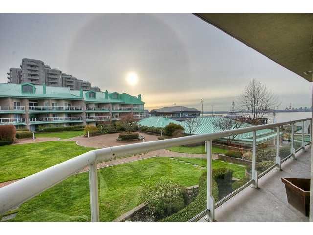 Main Photo: 1205 33 CHESTERFIELD Place in North Vancouver: Lower Lonsdale Condo for sale in "HARBOURVIEW PARK" : MLS®# V884732