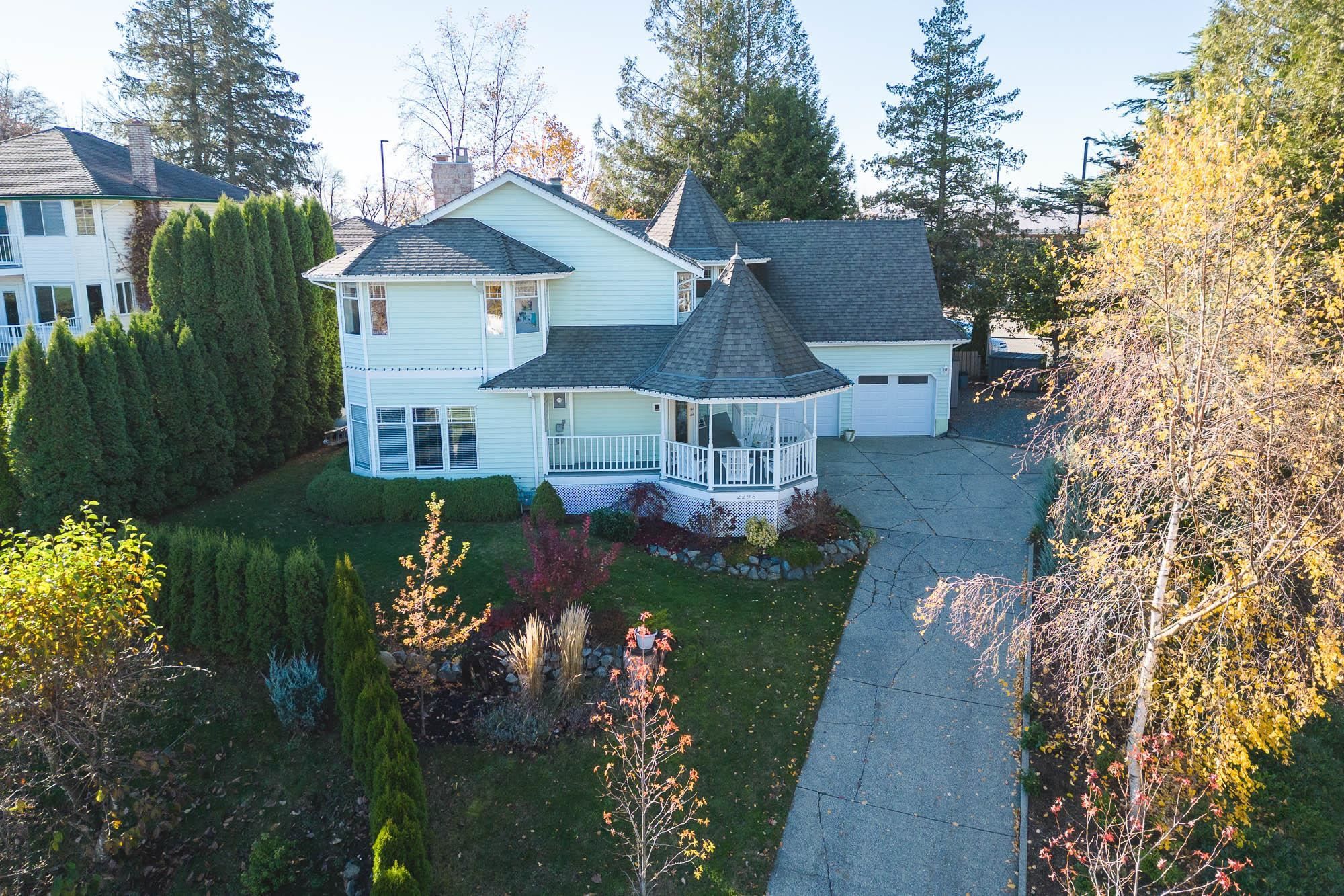 Main Photo: 2298 MOUNTAIN Drive in Abbotsford: Abbotsford East House for sale in "Mountain Village" : MLS®# R2833898
