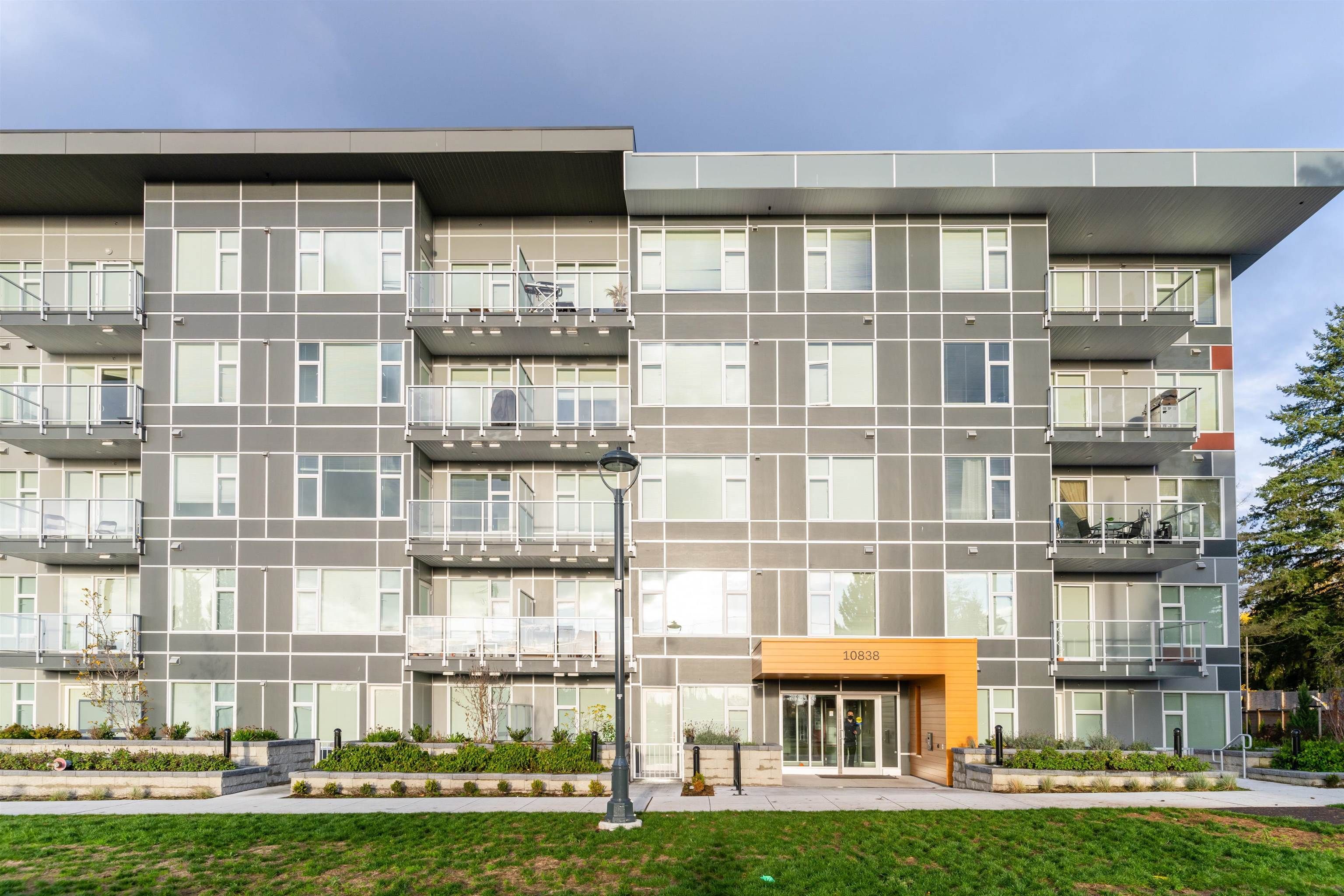 Main Photo: 409 10838 WHALLEY Boulevard in Surrey: Whalley Condo for sale in "MAVERICK" (North Surrey)  : MLS®# R2643002