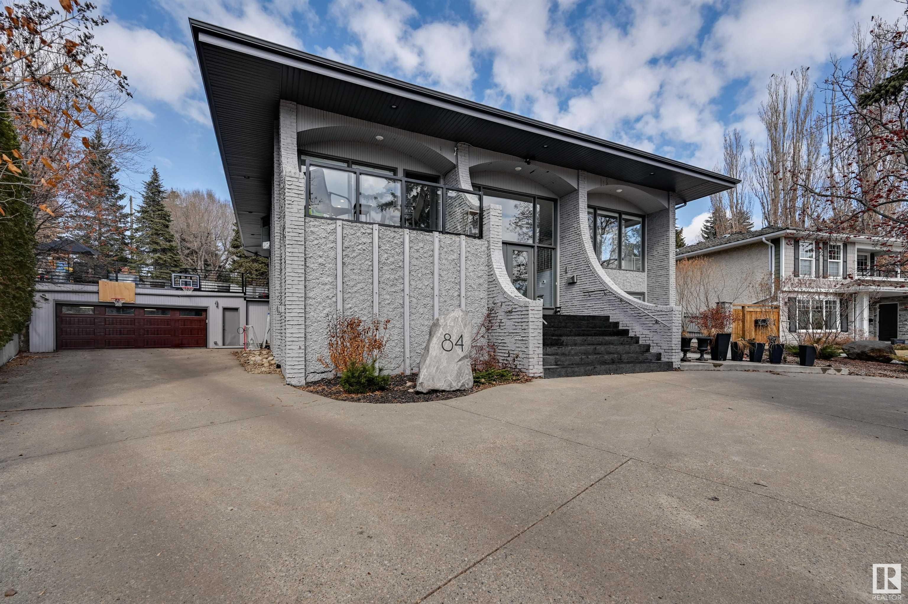 Main Photo: 84 VALLEYVIEW Crescent in Edmonton: Zone 10 House for sale : MLS®# E4334543