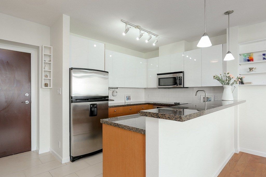 Photo 3: Photos: 1004 11 E ROYAL Avenue in New Westminster: Fraserview NW Condo for sale in "VICTORIA HILL" : MLS®# R2193941