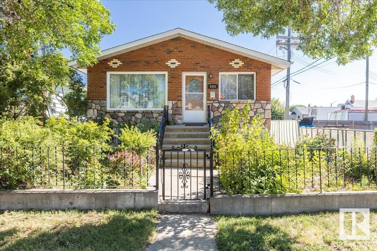 Main Photo: 9351 108 Avenue in Edmonton: Zone 13 House for sale : MLS®# E4324490