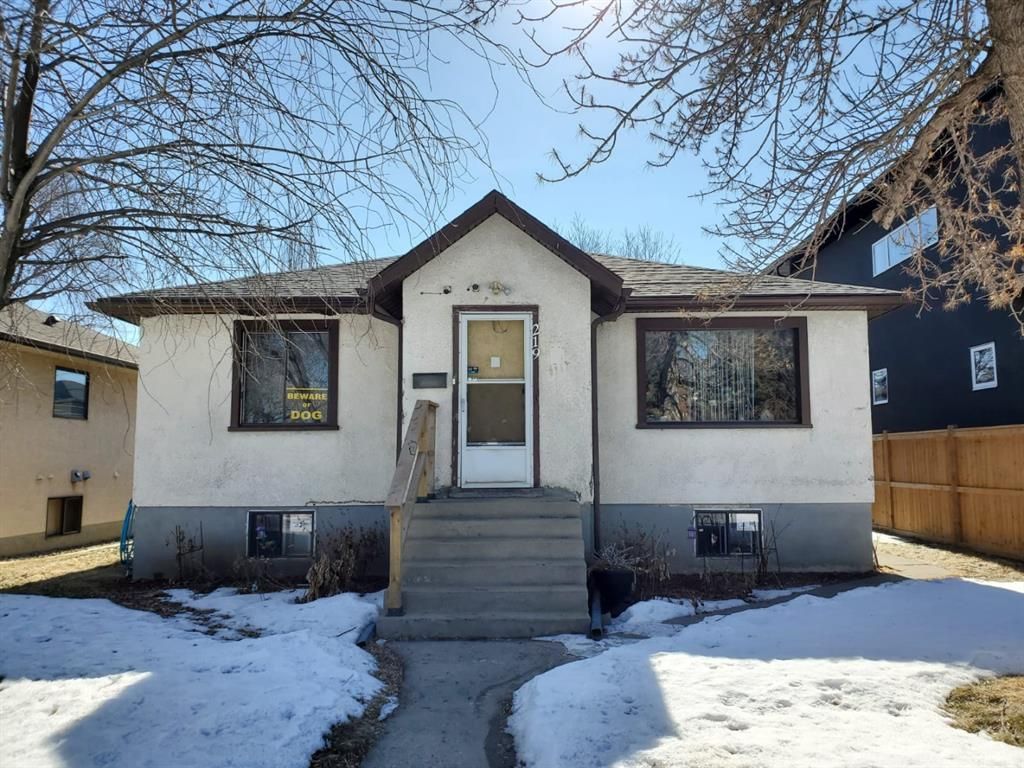 Main Photo: 219 24 Avenue NW in Calgary: Tuxedo Park Detached for sale : MLS®# A1079337