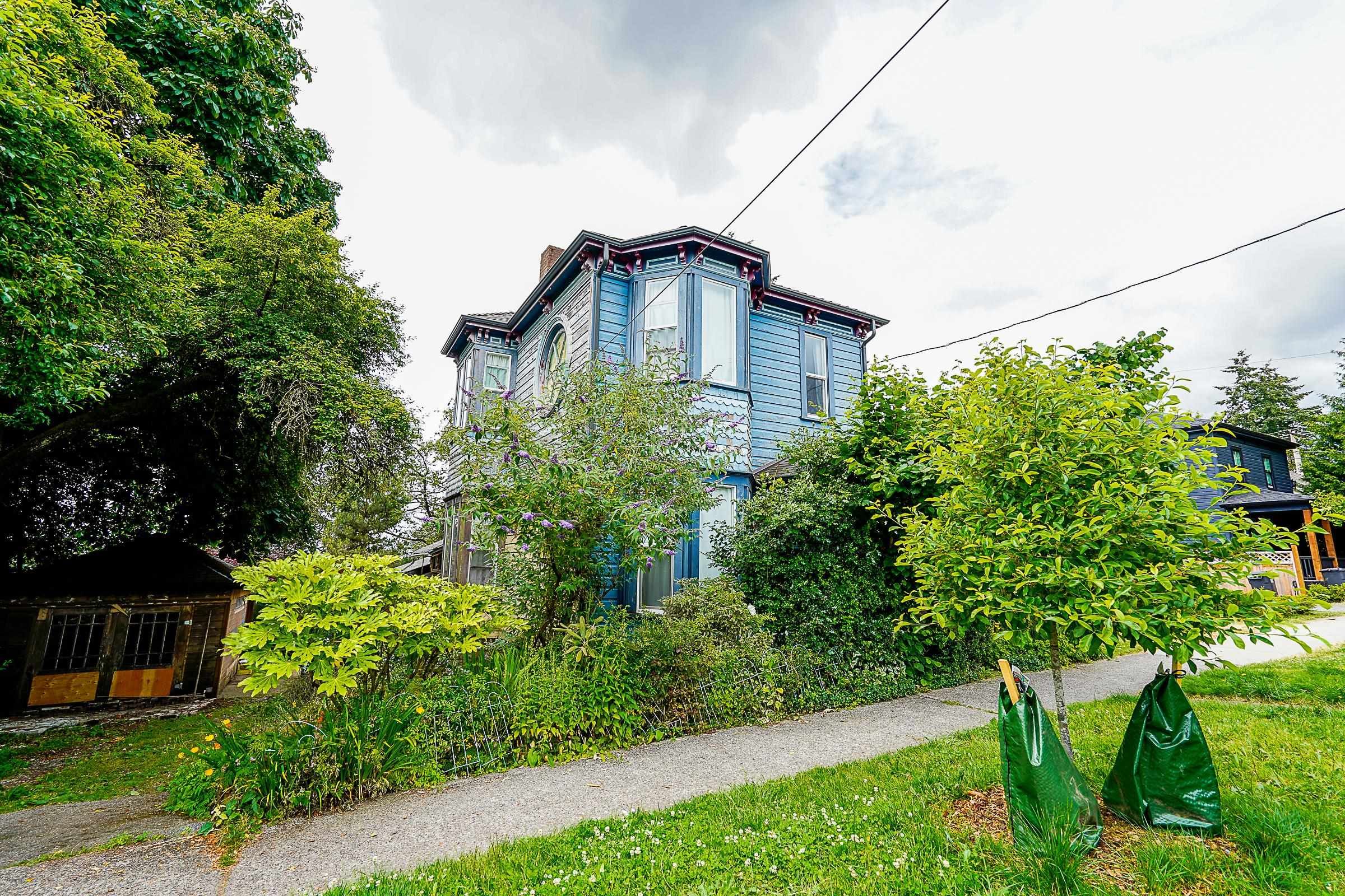 Main Photo: 328 ELEVENTH STREET in : Uptown NW Home for sale : MLS®# R2706095