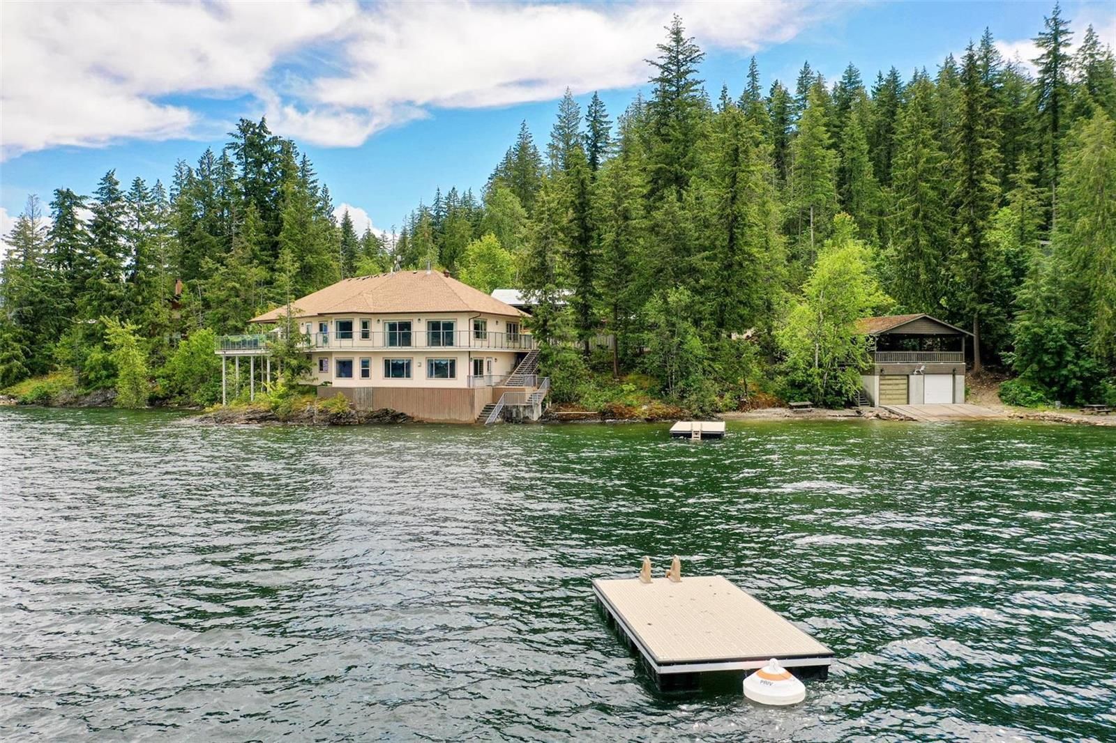 Main Photo: 5615 Eagle Bay Road, in Eagle Bay: House for sale : MLS®# 10273907
