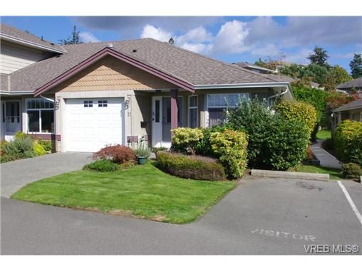 Main Photo: 11 126 Hallowell Rd in VICTORIA: VR Glentana Row/Townhouse for sale (View Royal)  : MLS®# 683848