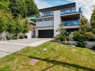 Main Photo: 1228 EVERALL Street: White Rock House for sale in "White Rock Hillside" (South Surrey White Rock)  : MLS®# R2746644