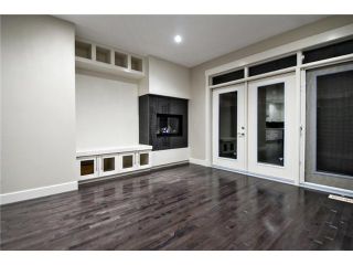 Photo 6: 2422 Bowness Road NW in CALGARY: West Hillhurst Residential Attached for sale (Calgary)  : MLS®# C3545963
