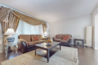 Photo 2: 211 Peterwood Court in Newmarket: Gorham-College Manor House (2-Storey) for sale : MLS®# N8279672