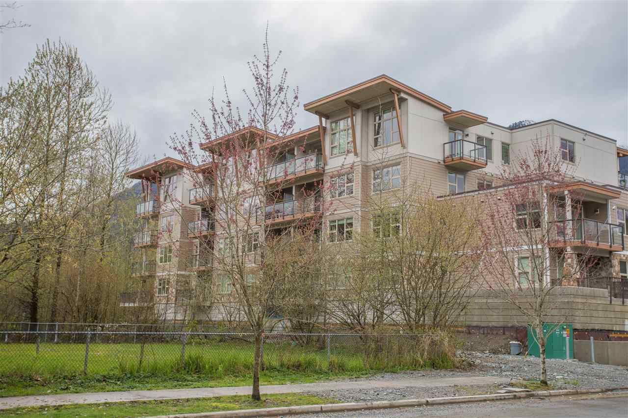 Main Photo: 210 1150 BAILEY Street in Squamish: Downtown SQ Condo for sale in "PARKHOUSE" : MLS®# R2234922